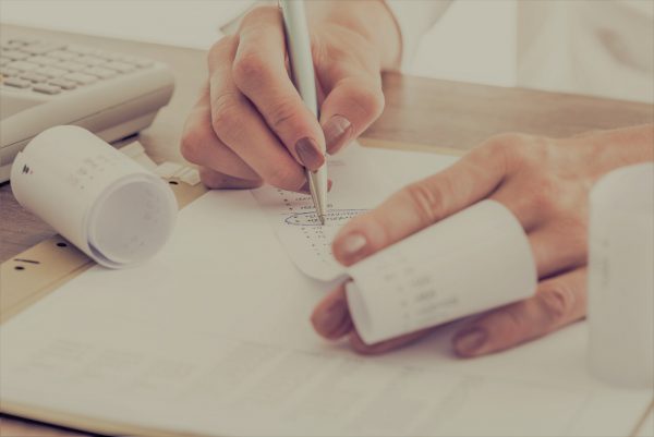 https://lesteward.com/wp-content/uploads/2020/03/accountant-working-at-her-desk-1440x935-1-600x401.jpg